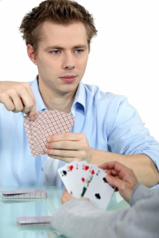 Ung man spelar poker